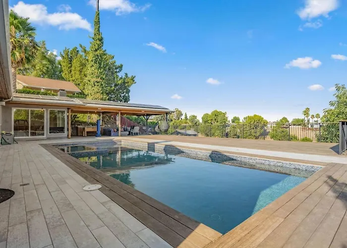 Middlebury Heights With Pool