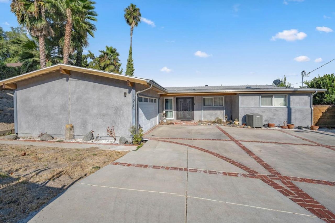 Middlebury Heights With Pool Holiday home