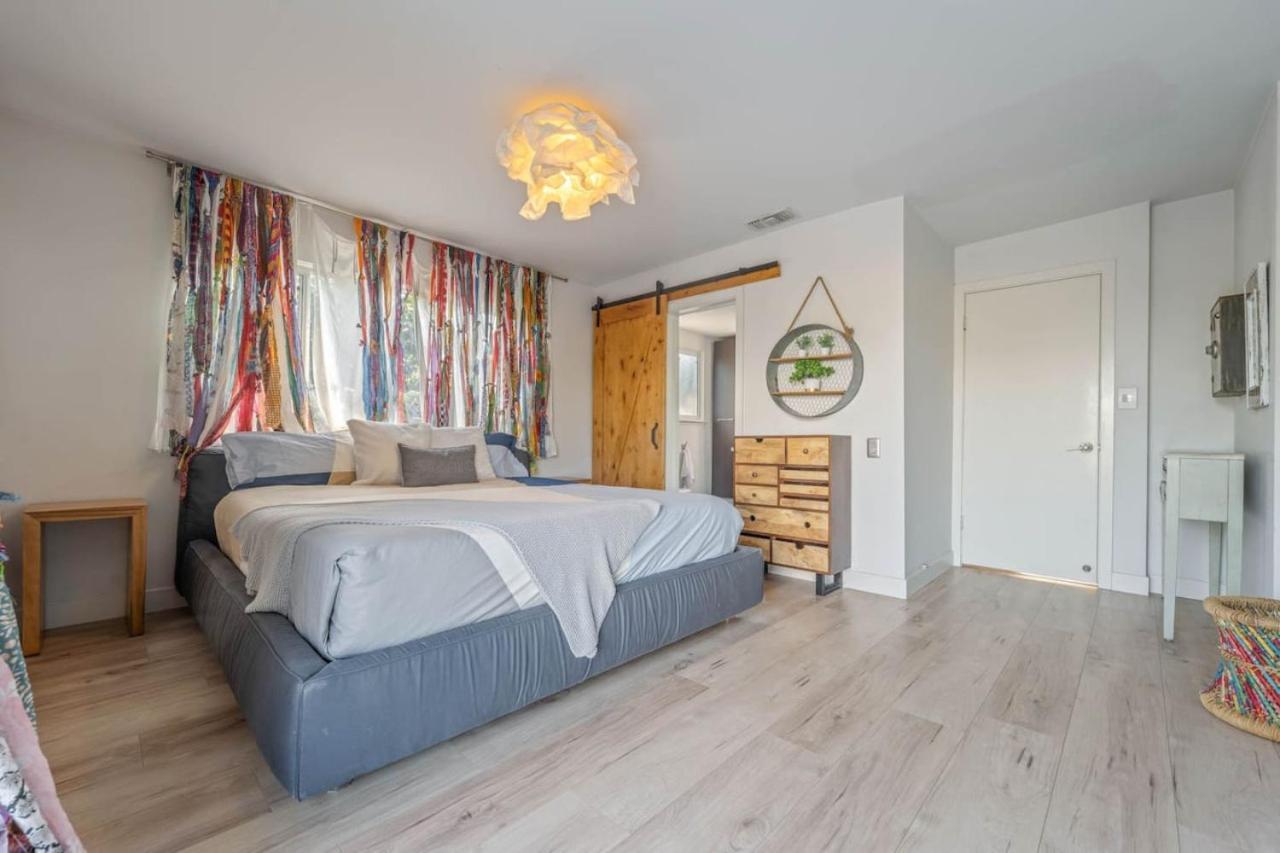 Middlebury Heights With Pool Holiday home